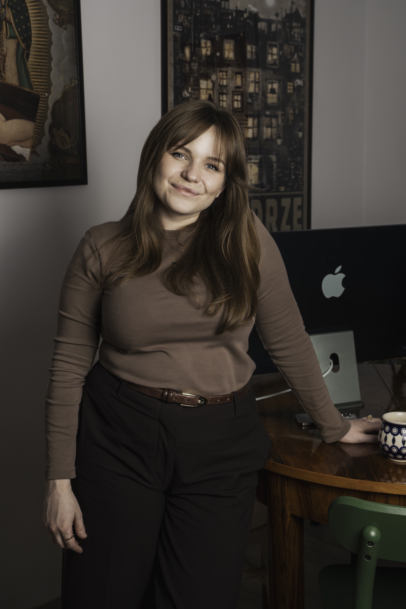 Karolina Krzyżanowska przy biurku