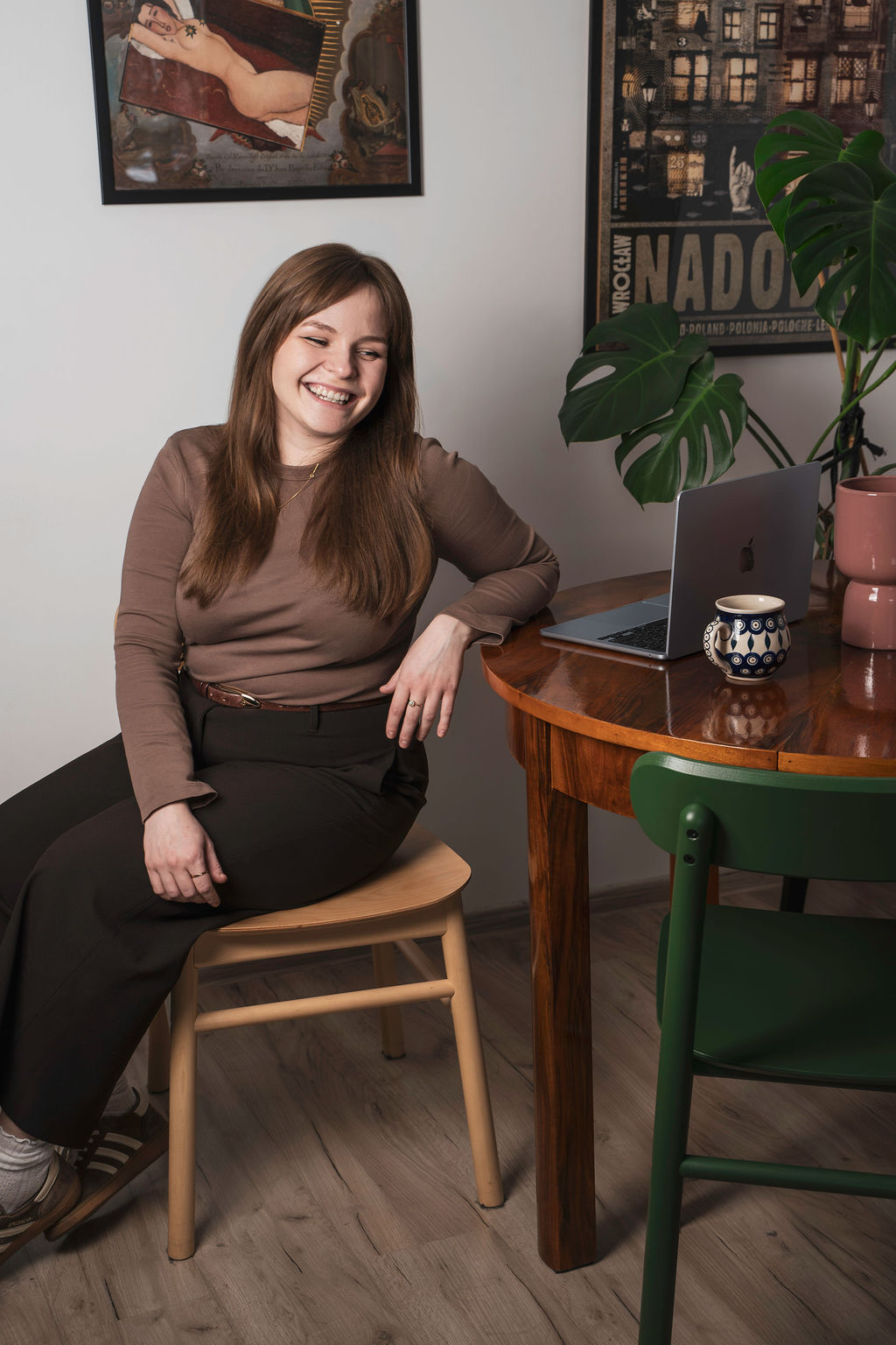 Uśmiechnięta Karolina Krzyżanowska przy laptopie