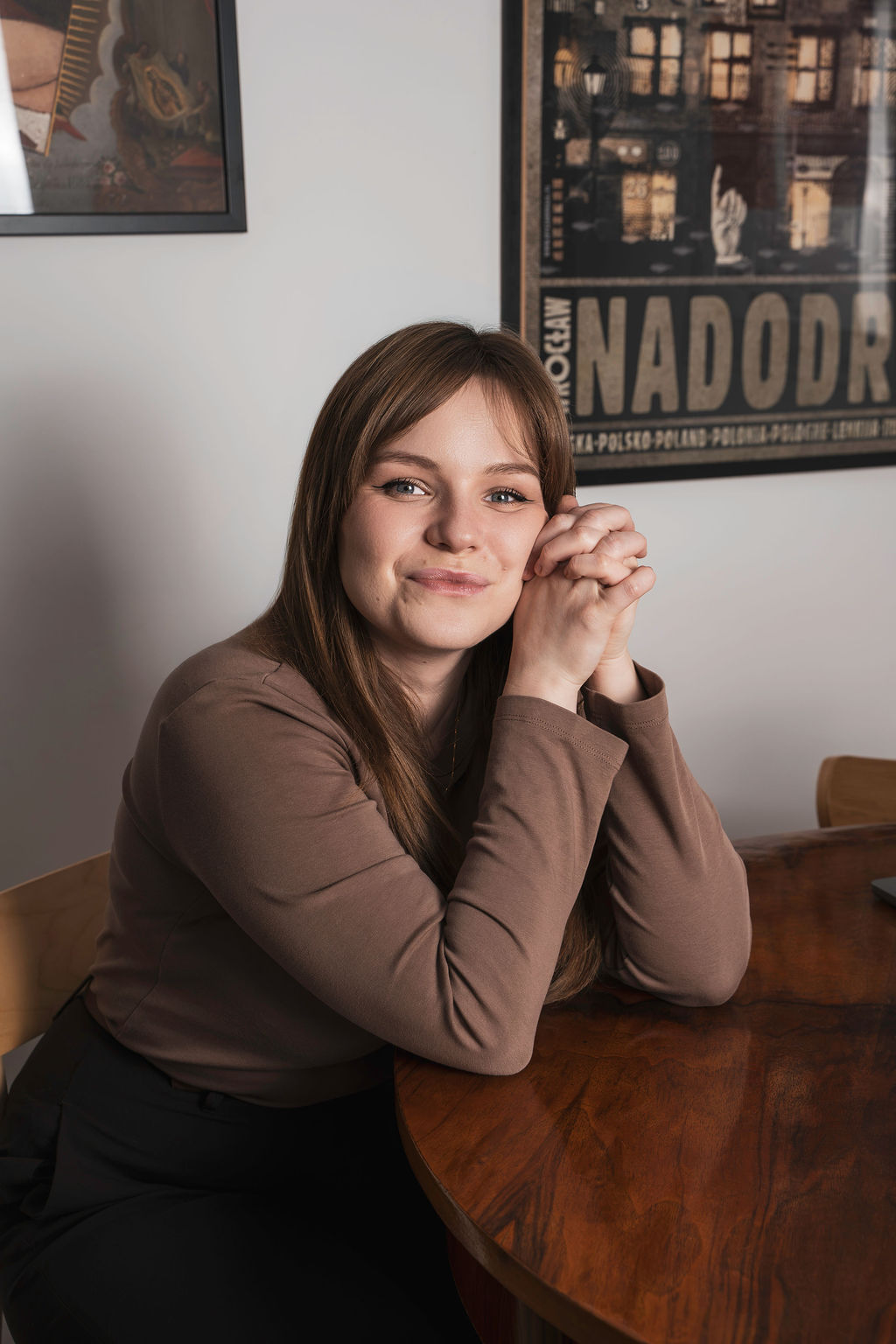 Karolina Krzyżanowska siedząca przy stole